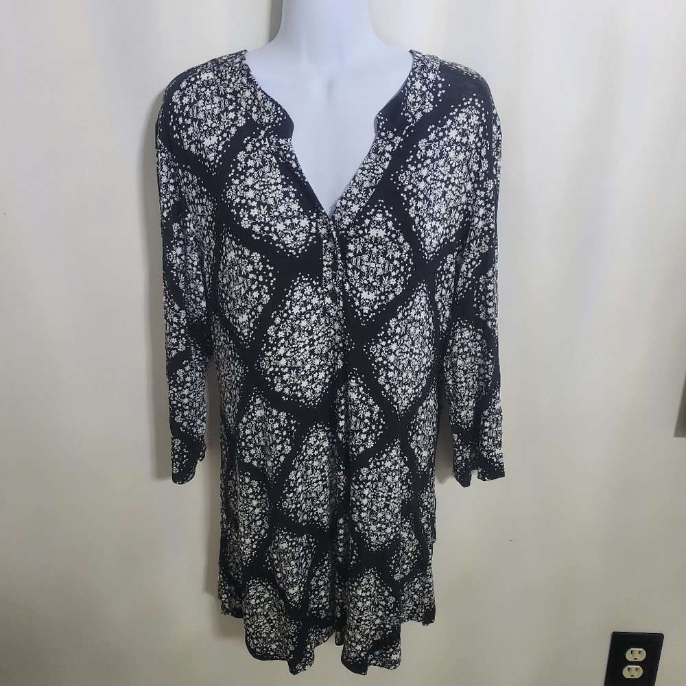 Maurices Black and White Floral Women's Tunic Top Size XL